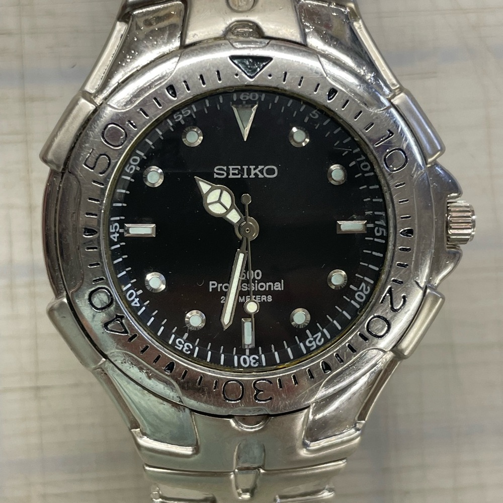 SEIKO SE-560 H BLACK DIAL Silvertone band! Working GREAT